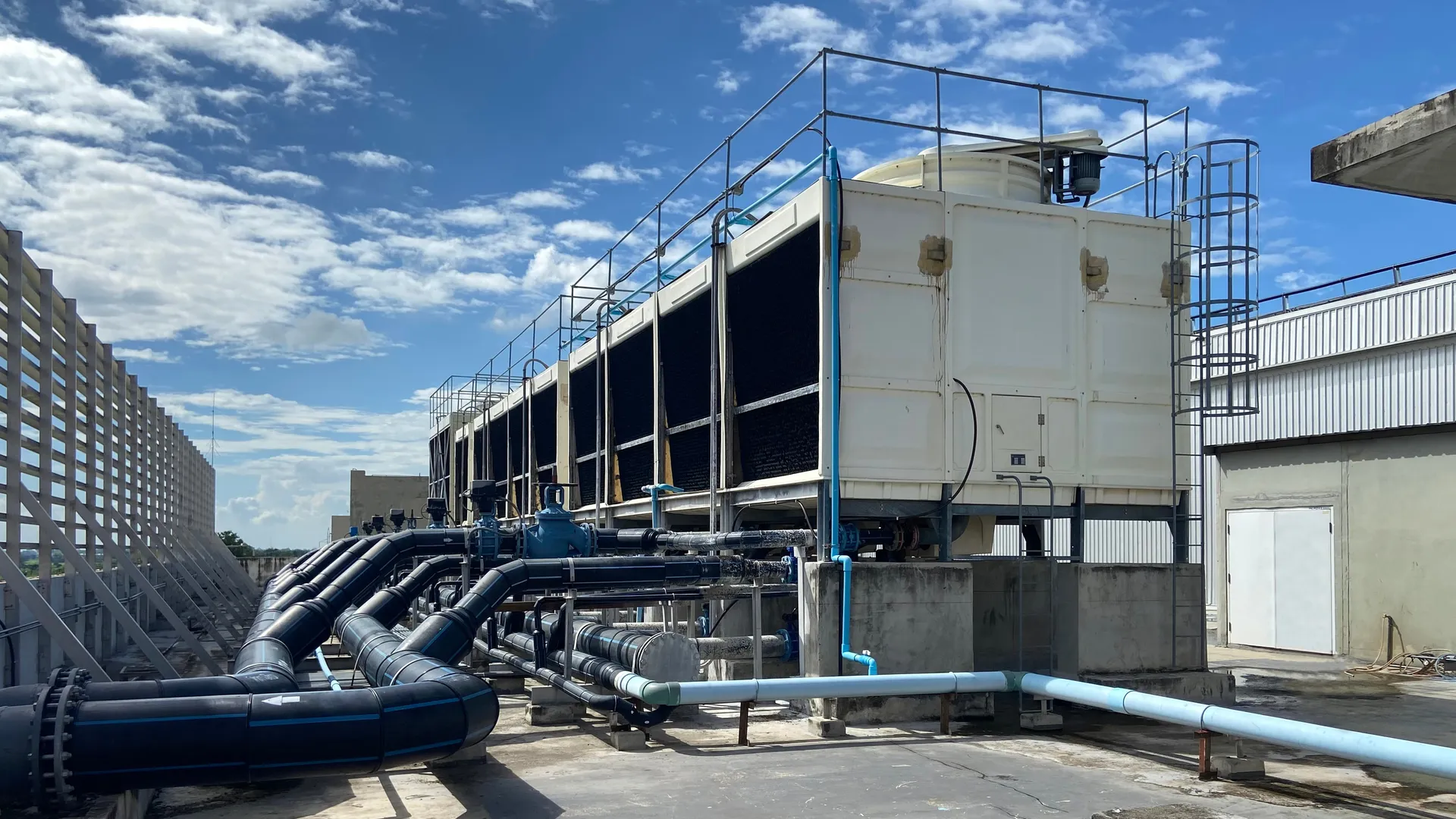 Cooling water distribution pipework on an industrial cooling system