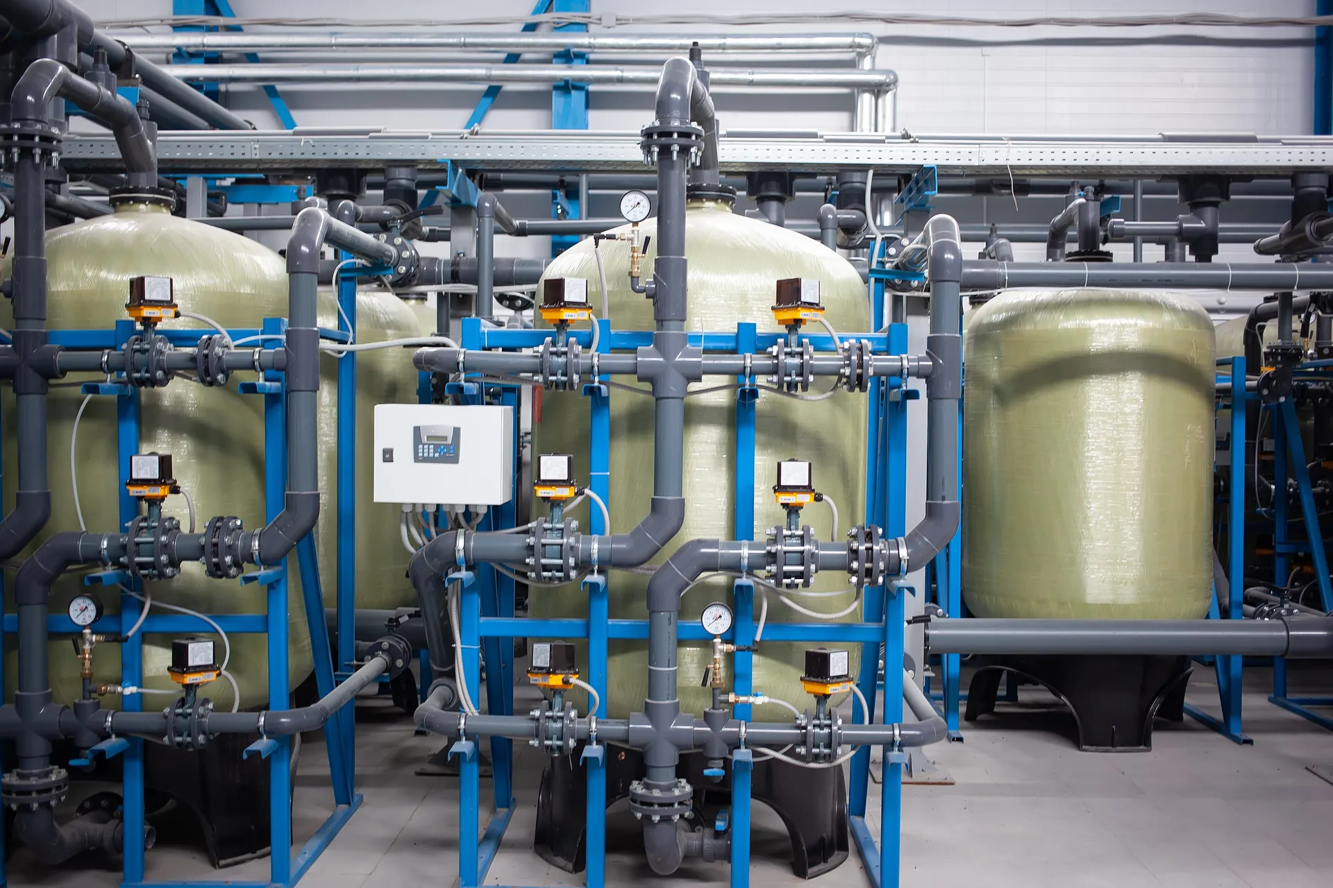 Stainless steel filtration and process water lines in a plant